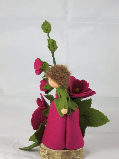 Rückansicht des Stockrosen-Waldorf-Blumenkindes auf dem Birkenholzsockel