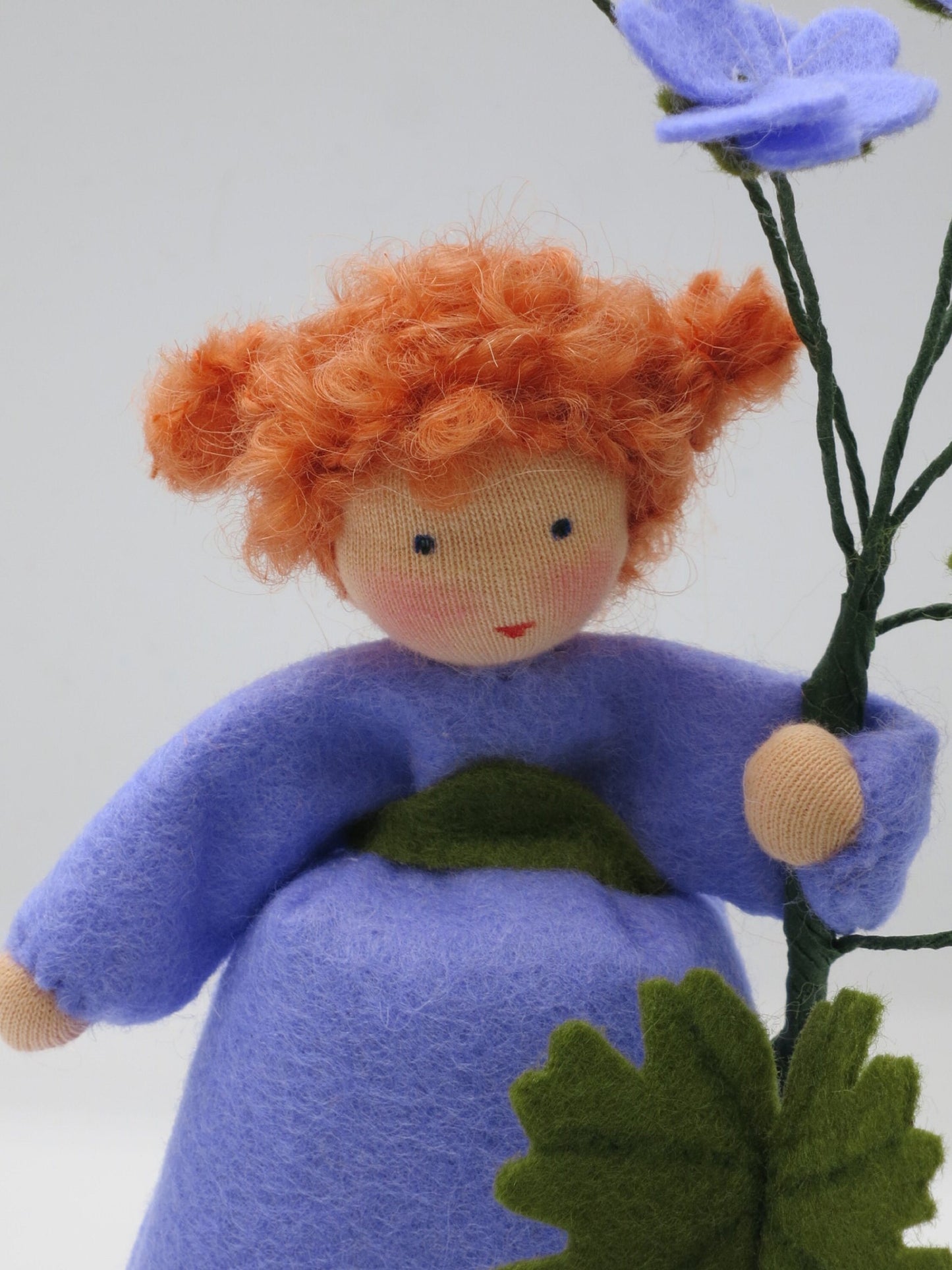 Dreiviertelansicht der Storchschnabel-Figur, Wollfilzfigur für den Jahreszeitentisch.