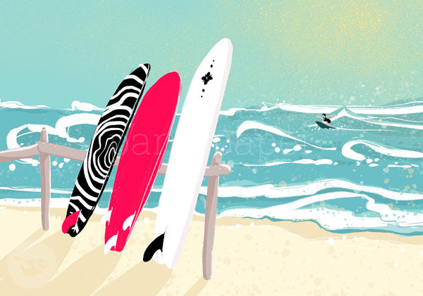 Waldorf Postkarte Surfbretter von Antje Theres Kral: drei Surfbretter am Strandzaun mit Surfer im Hintergrund