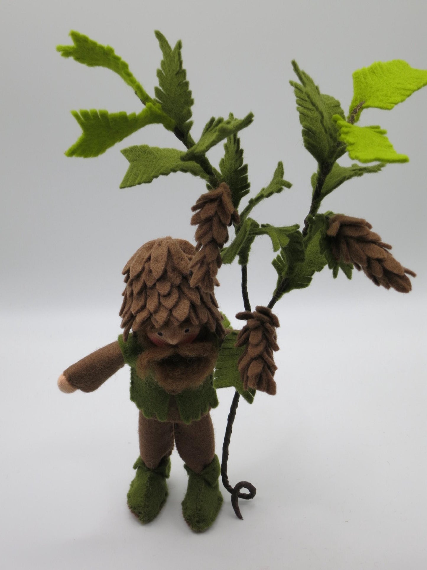Tannenzapfen-Junge Blumenkind aus Wollfilz, Detailansicht mit Zapfenhaube und Bart, Waldorf-Jahreszeitentisch, Art. HE62