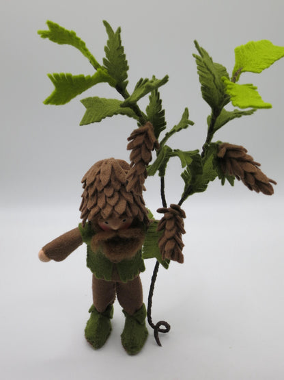 Tannenzapfen-Junge Blumenkind aus Wollfilz, Detailansicht mit Zapfenhaube und Bart, Waldorf-Jahreszeitentisch, Art. HE62