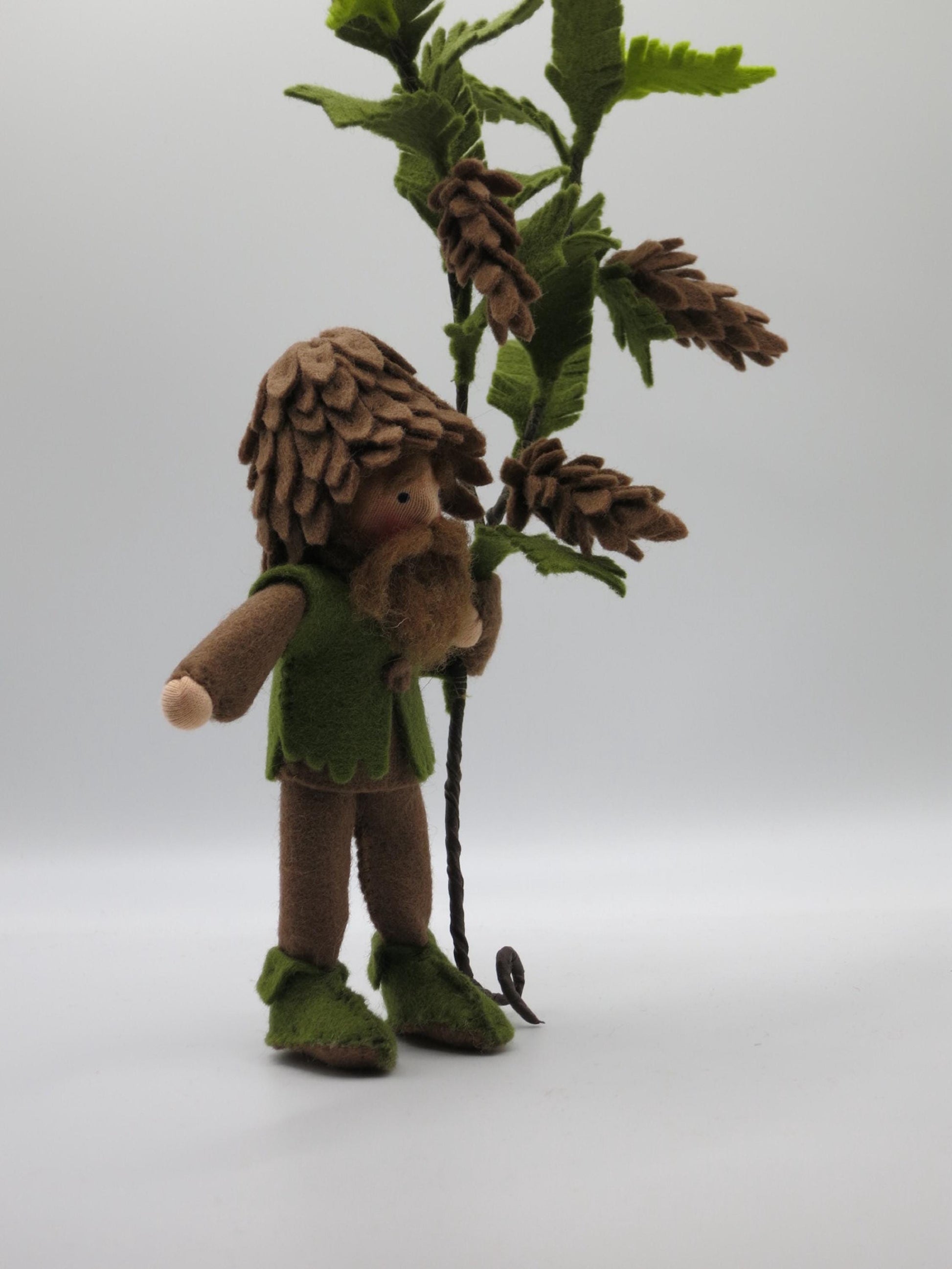 Tannenzapfen-Junge Blumenkind aus Wollfilz, Frontalansicht mit Nadelzweigen, Waldorf-Jahreszeitentisch, Art. HE62