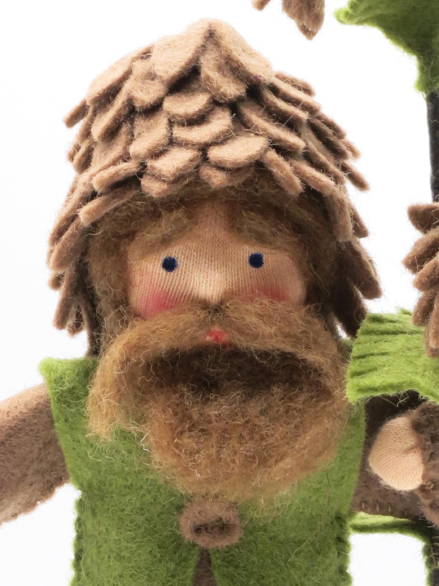 Tannenzapfen-Junge Blumenkind aus Wollfilz, Nahaufnahme Gesicht mit schuppiger Zapfenhaube und Bart, Waldorf-Jahreszeitentisch, Art. HE62
