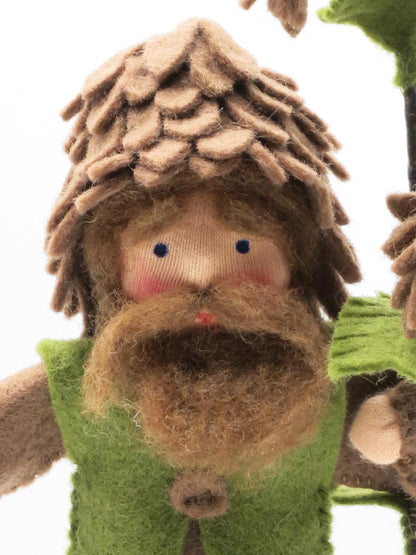 Tannenzapfen-Junge Blumenkind aus Wollfilz, Nahaufnahme Gesicht mit schuppiger Zapfenhaube und Bart, Waldorf-Jahreszeitentisch, Art. HE62