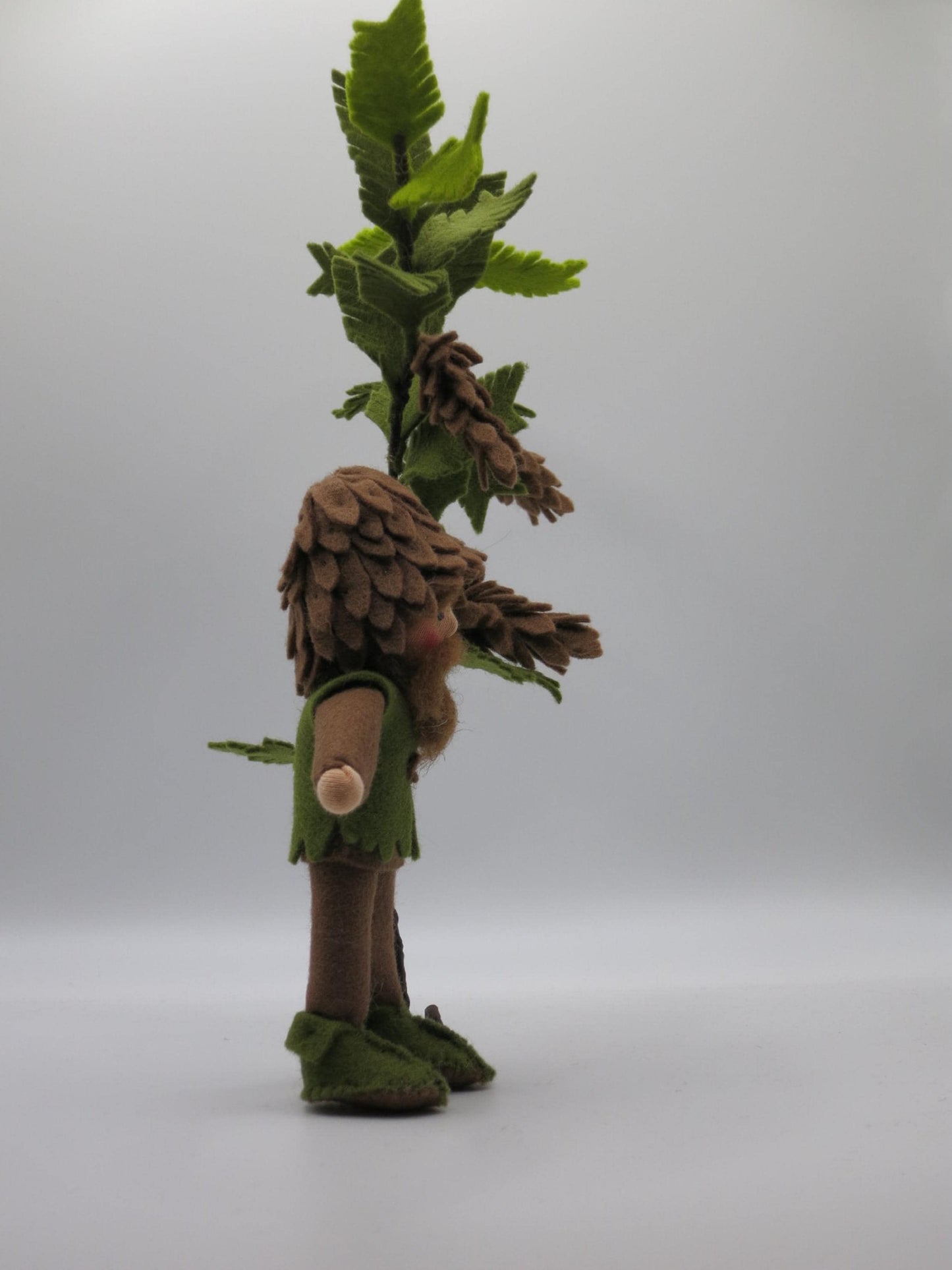 Tannenzapfen-Junge Blumenkind aus Wollfilz, Rueckansicht mit schuppiger Zapfenhaube, Waldorf-Jahreszeitentisch, Art. HE62