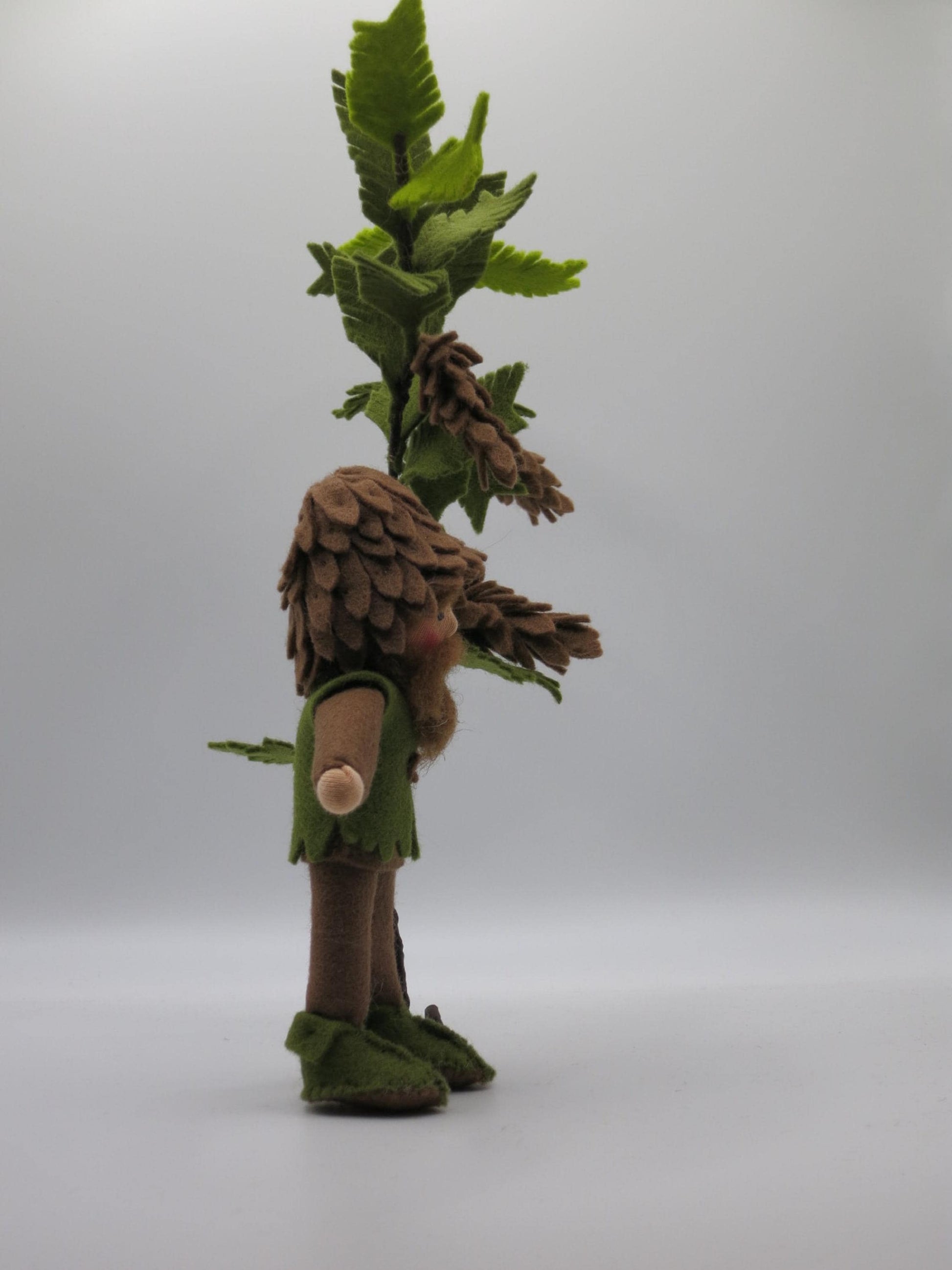 Tannenzapfen-Junge Blumenkind aus Wollfilz, Rueckansicht mit schuppiger Zapfenhaube, Waldorf-Jahreszeitentisch, Art. HE62