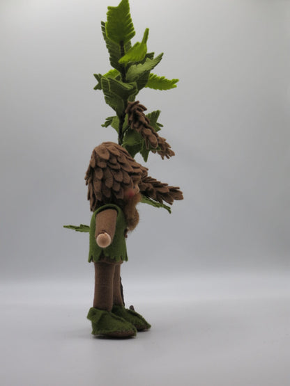 Tannenzapfen-Junge Blumenkind aus Wollfilz, Rueckansicht mit schuppiger Zapfenhaube, Waldorf-Jahreszeitentisch, Art. HE62