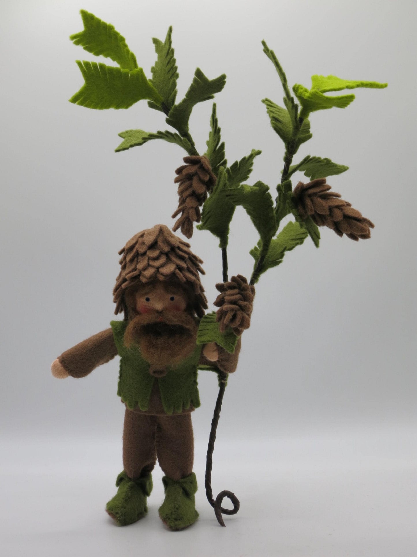 Tannenzapfen-Junge Blumenkind aus Wollfilz mit schuppiger Zapfenhaube und zwei Nadelzweigen, Waldorf-Jahreszeitentisch, Art. HE62