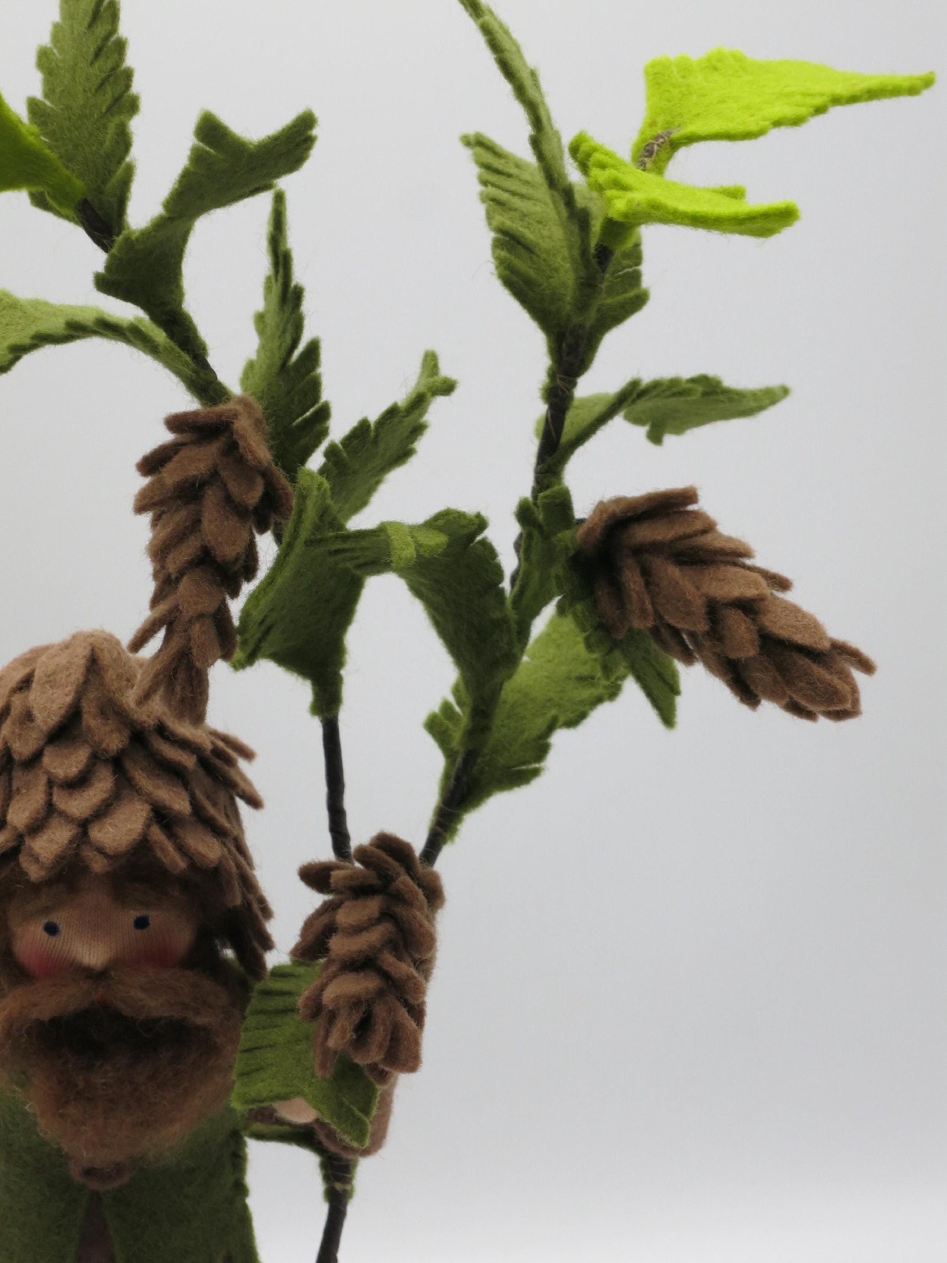 Tannenzapfen-Junge Blumenkind aus Wollfilz mit Zapfenhaube und Nadelzweigen, Waldorf-Jahreszeitentisch, Art. HE62