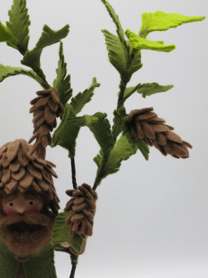 Tannenzapfen-Junge Blumenkind aus Wollfilz mit Zapfenhaube und Nadelzweigen, Waldorf-Jahreszeitentisch, Art. HE62