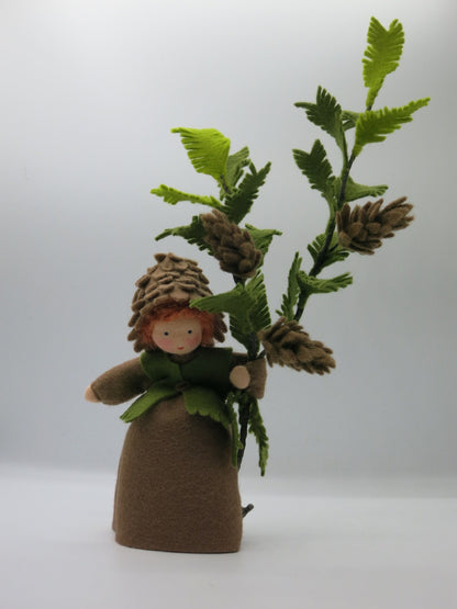 Tannenzapfen-Kind Blumenkind aus Wollfilz haelt Nadelzweig mit echten Tannenzapfen, Waldorf-Jahreszeitentisch, Art. HE26