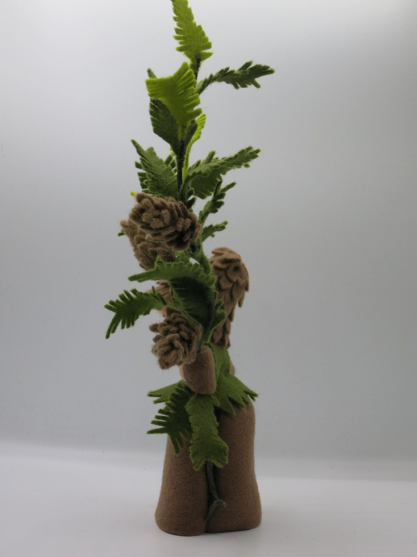 Tannenzapfen-Kind Blumenkind aus Wollfilz mit Nadelzweig und Tannenzapfen, Waldorf-Jahreszeitentisch, Art. HE26