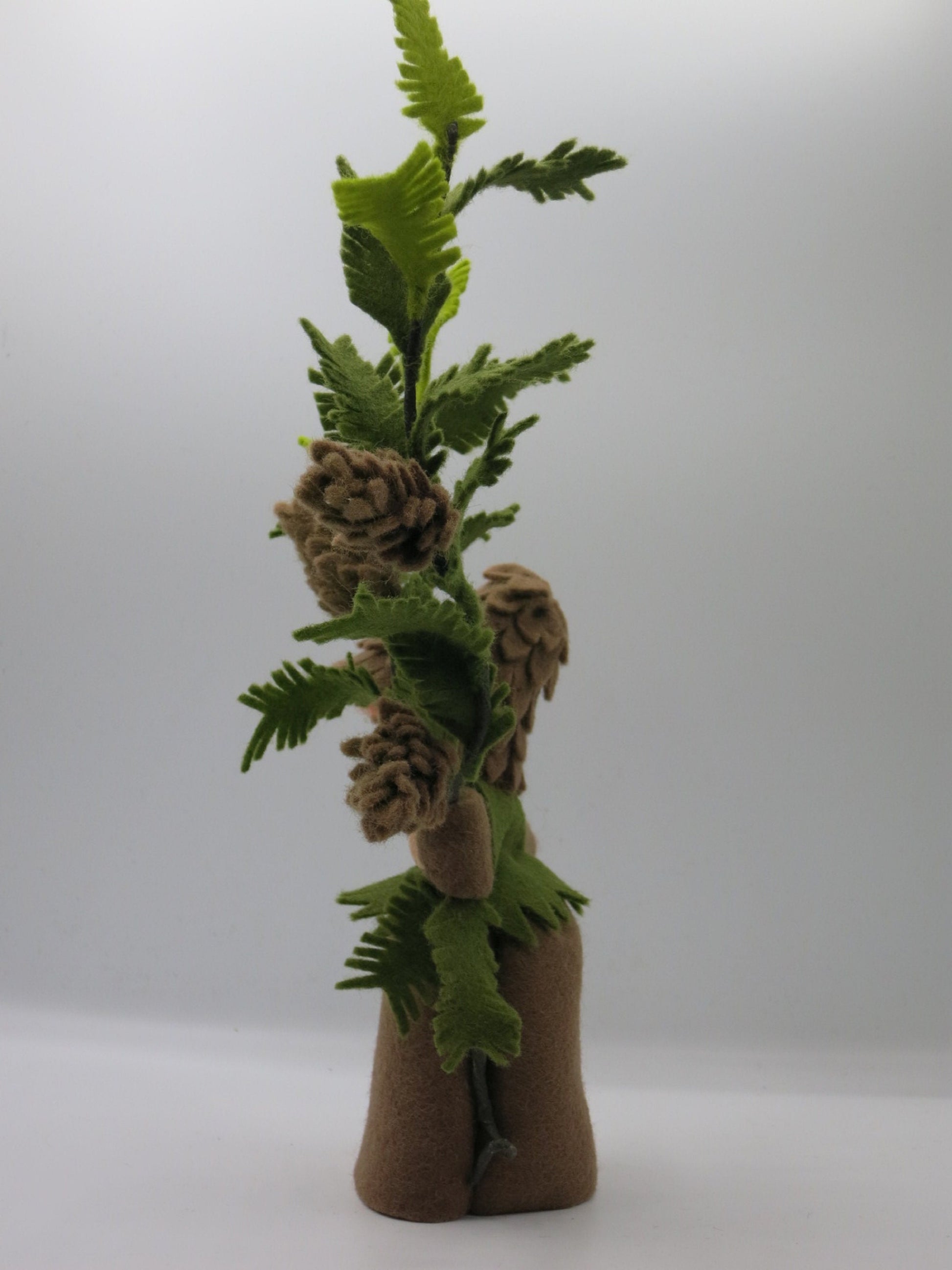 Tannenzapfen-Kind Blumenkind aus Wollfilz mit Nadelzweig und Tannenzapfen, Waldorf-Jahreszeitentisch, Art. HE26