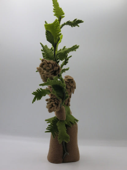 Tannenzapfen-Kind Blumenkind aus Wollfilz mit Nadelzweig und Tannenzapfen, Waldorf-Jahreszeitentisch, Art. HE26