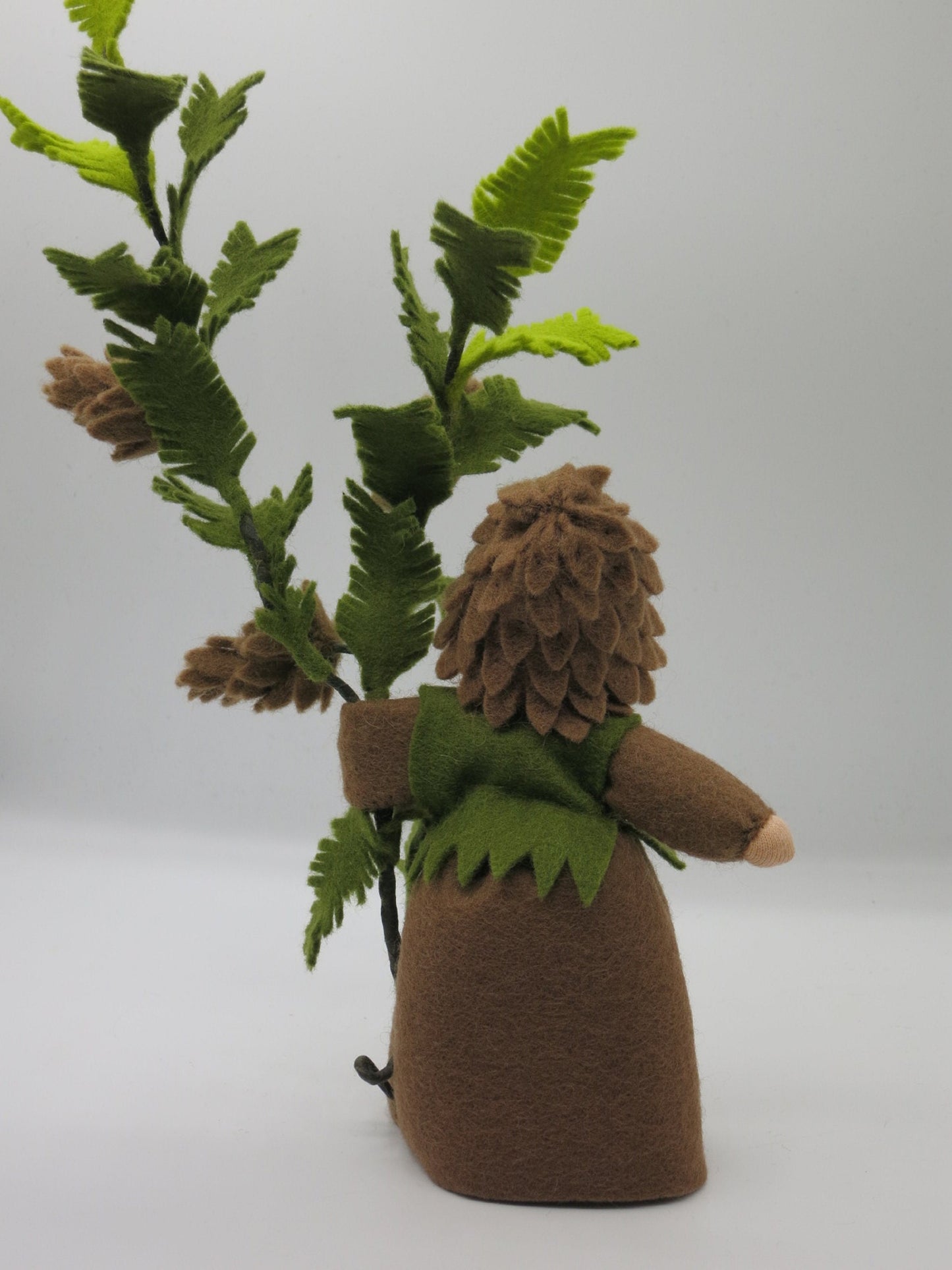 Tannenzapfen-Kind Blumenkind aus Wollfilz, Rueckansicht mit schuppiger Zapfenhaube, Waldorf-Jahreszeitentisch, Art. HE26