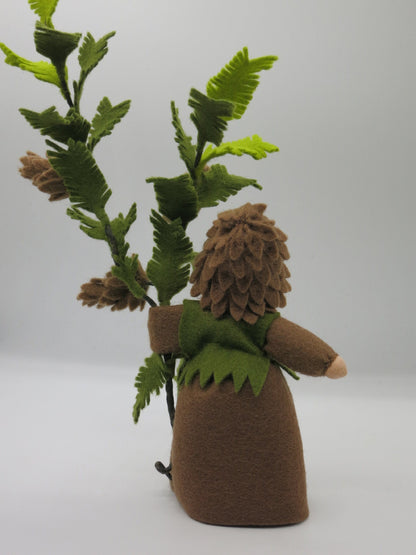 Tannenzapfen-Kind Blumenkind aus Wollfilz, Rueckansicht mit schuppiger Zapfenhaube, Waldorf-Jahreszeitentisch, Art. HE26
