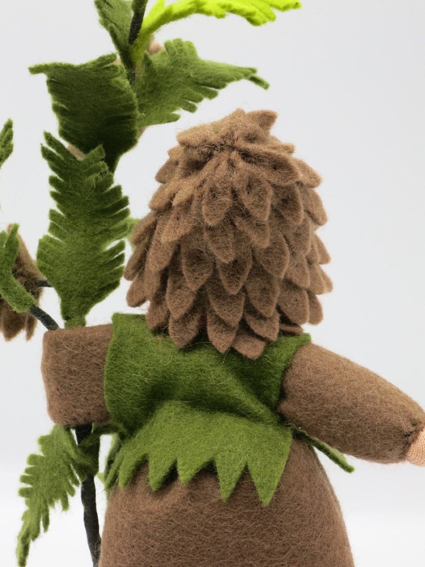 Tannenzapfen-Kind Blumenkind aus Wollfilz, Seitenansicht mit Nadelzweig und Tannenzapfen, Waldorf-Jahreszeitentisch, Art. HE26