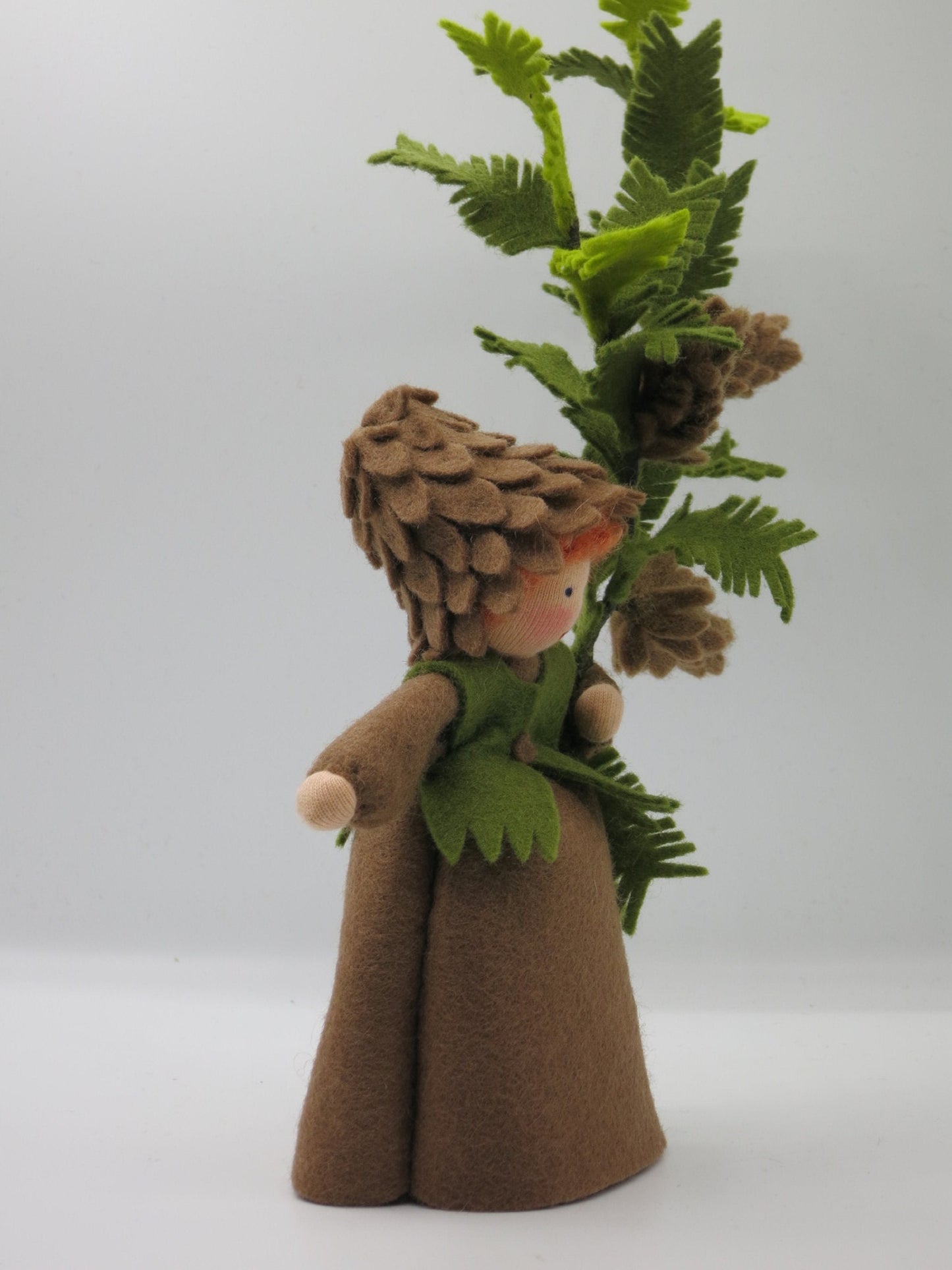 Tannenzapfen-Kind Blumenkind aus Wollfilz, Rueckansicht mit Nadelzweig und Tannenzapfen, Waldorf-Jahreszeitentisch, Art. HE26