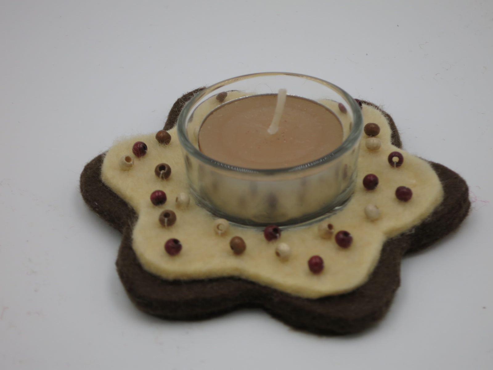 Teelichthalter Lebkuchen dunkelbraun schräg fotografiert mit Teelicht, Waldorf Blumenkind Art. WI67