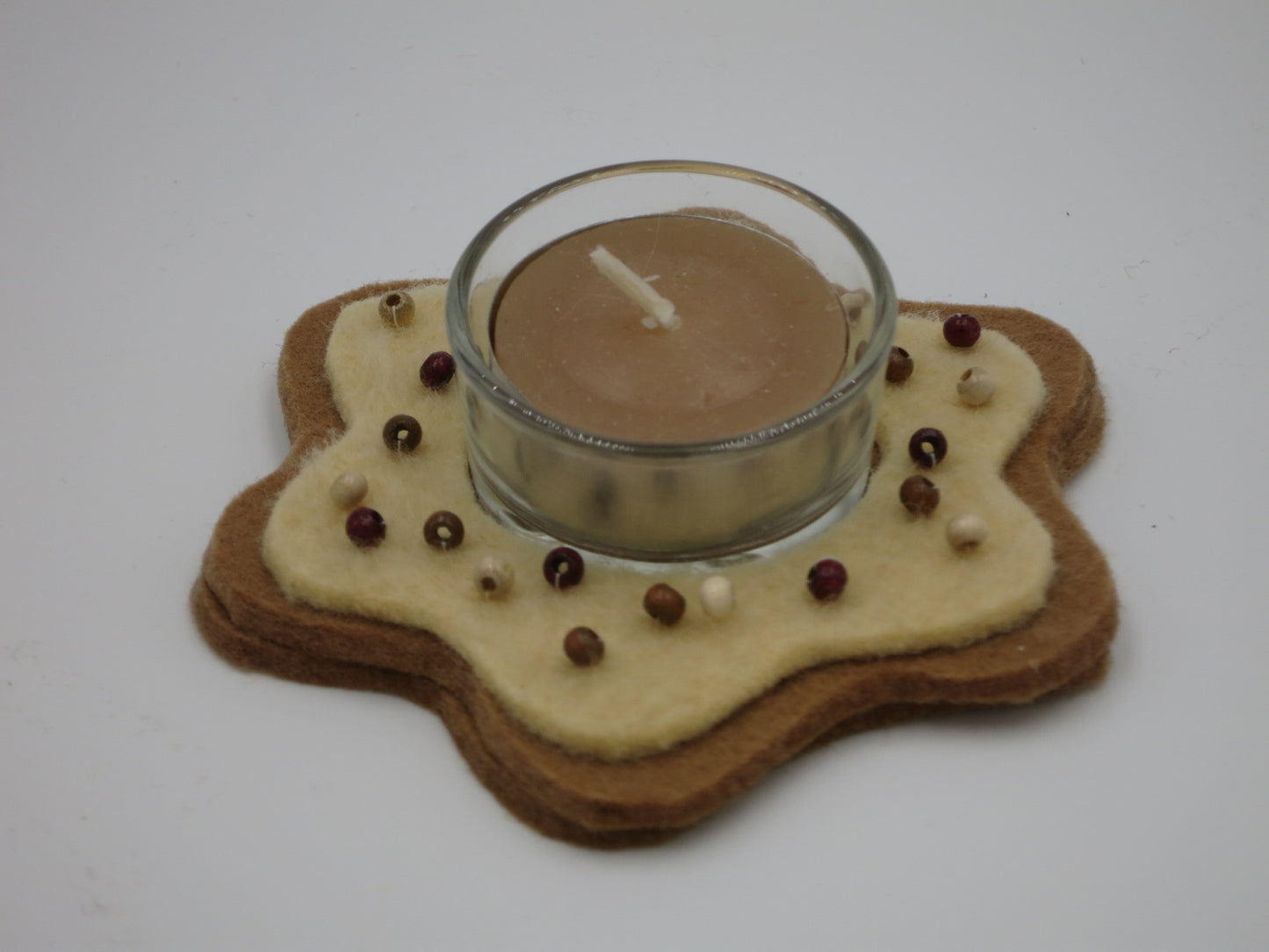 Teelichthalter Lebkuchen hellbraun schräg fotografiert mit Teelicht, Waldorf Blumenkind Art. WI67