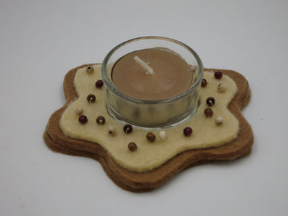 Teelichthalter Lebkuchen hellbraun schräg fotografiert mit Teelicht, Waldorf Blumenkind Art. WI67