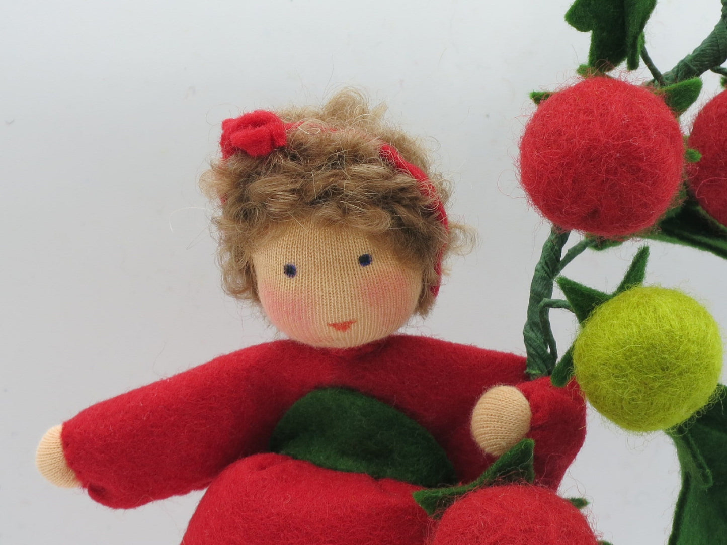 Nahaufnahme des Gesichts vom Tomaten-Blumenkind mit rotem Haarband