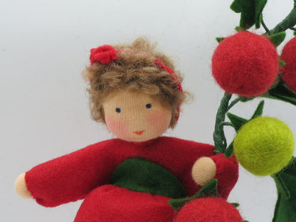 Nahaufnahme des Gesichts vom Tomaten-Blumenkind mit rotem Haarband