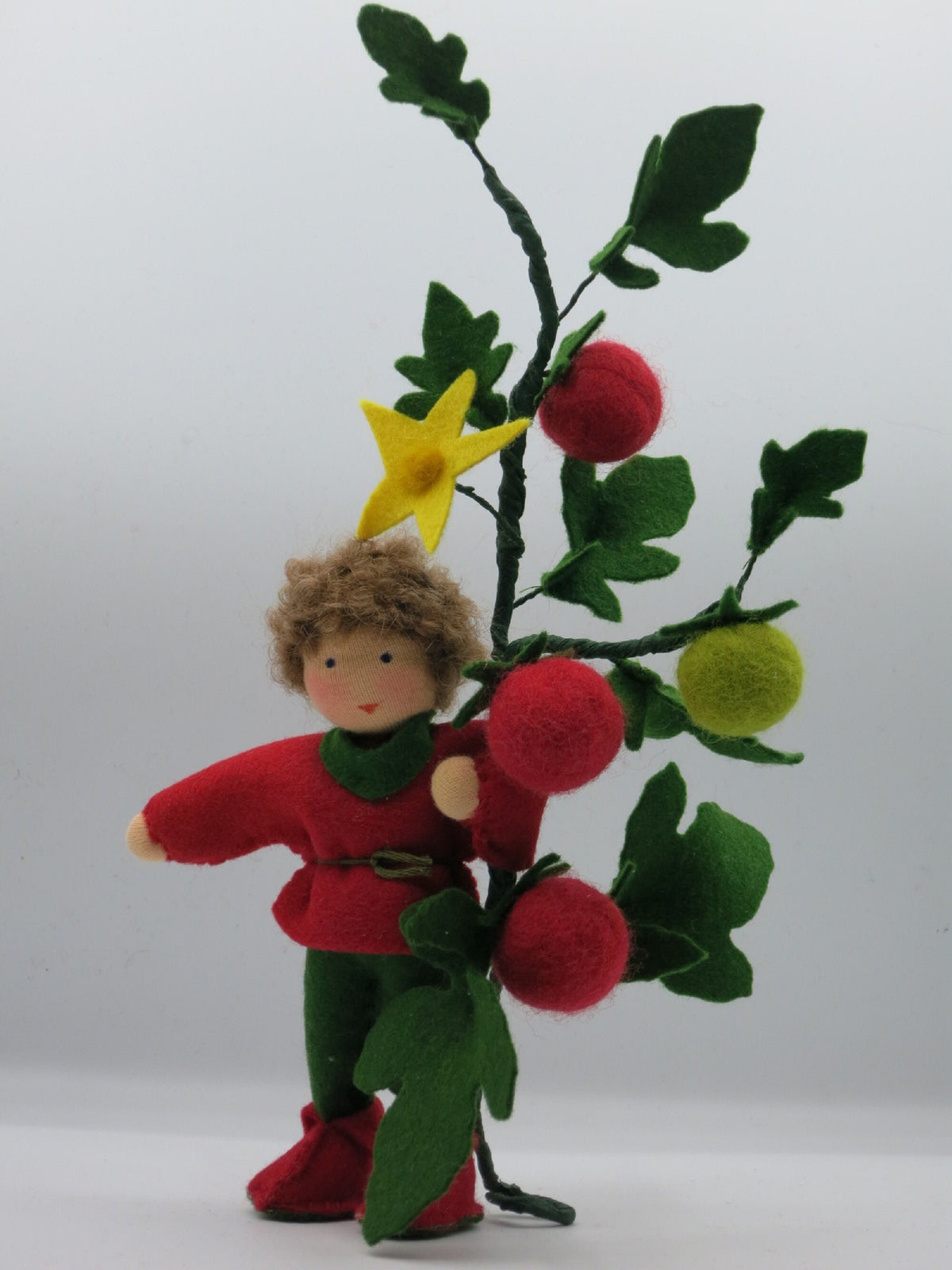 Tomaten-Junge aus Wollfilz mit rotem und grünem Tomatenzweig, Waldorf-Jahreszeitentisch Sommer