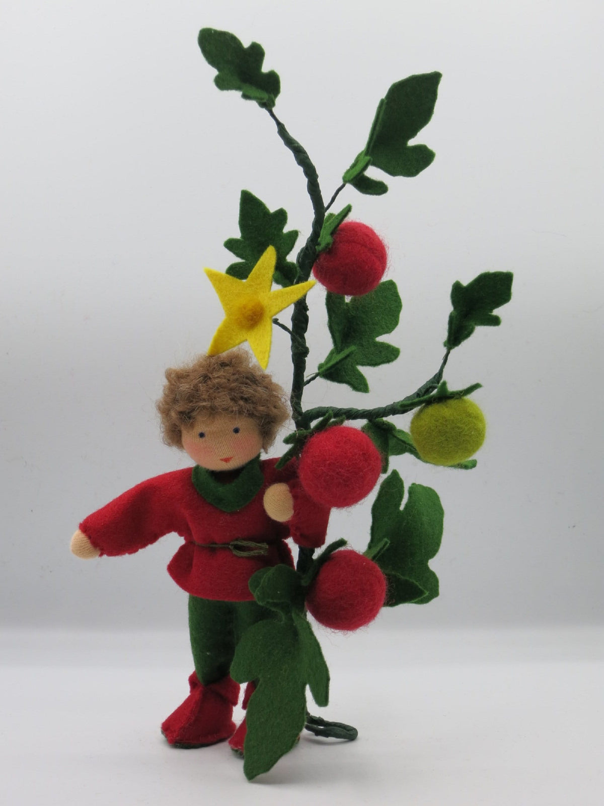 Tomaten-Junge aus Wollfilz mit Tomatenzweig und Sternblüte, Waldorf-Jahreszeitentisch Sommer