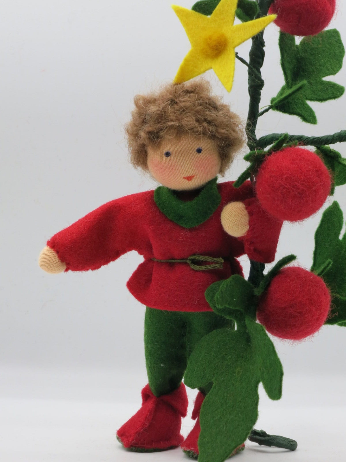 Gesichtsdetail des Tomaten-Jungen aus Wollfilz mit gelber Sternblüte, Waldorf-Puppenfigur