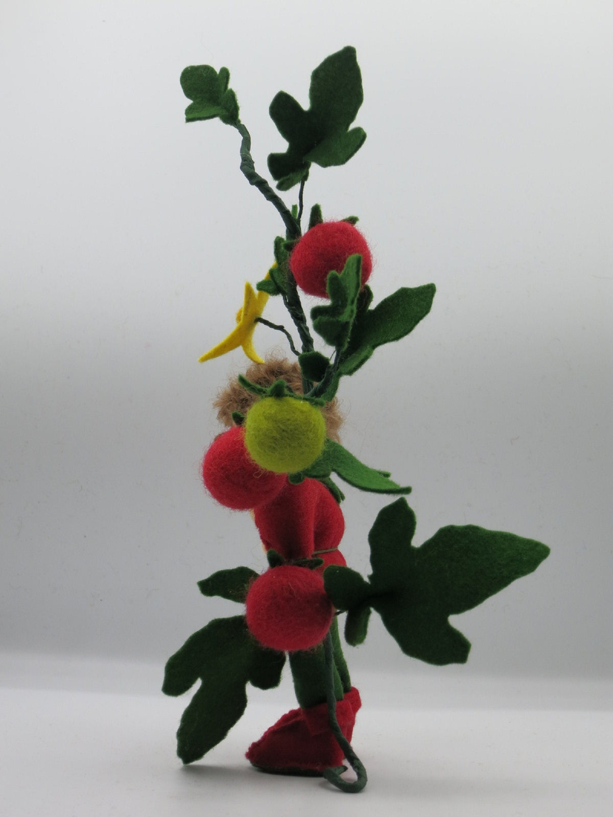 Rückansicht des Tomaten-Jungen mit Tomatenzweig aus Wollfilz, Waldorf-Jahreszeitentisch