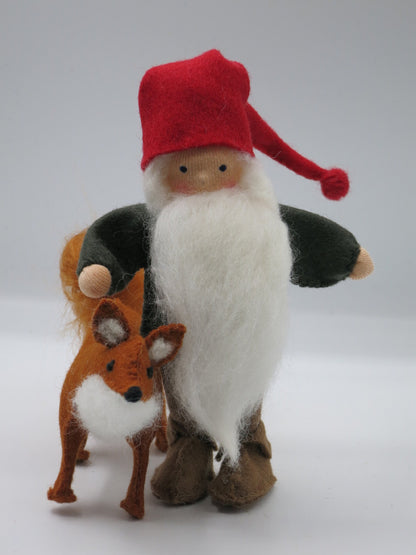 Tomte mit Fuchs Blumenkind aus Wollfilz, Detailansicht mit Fuchsschweif, Waldorf-Jahreszeitentisch, Art. HE18
