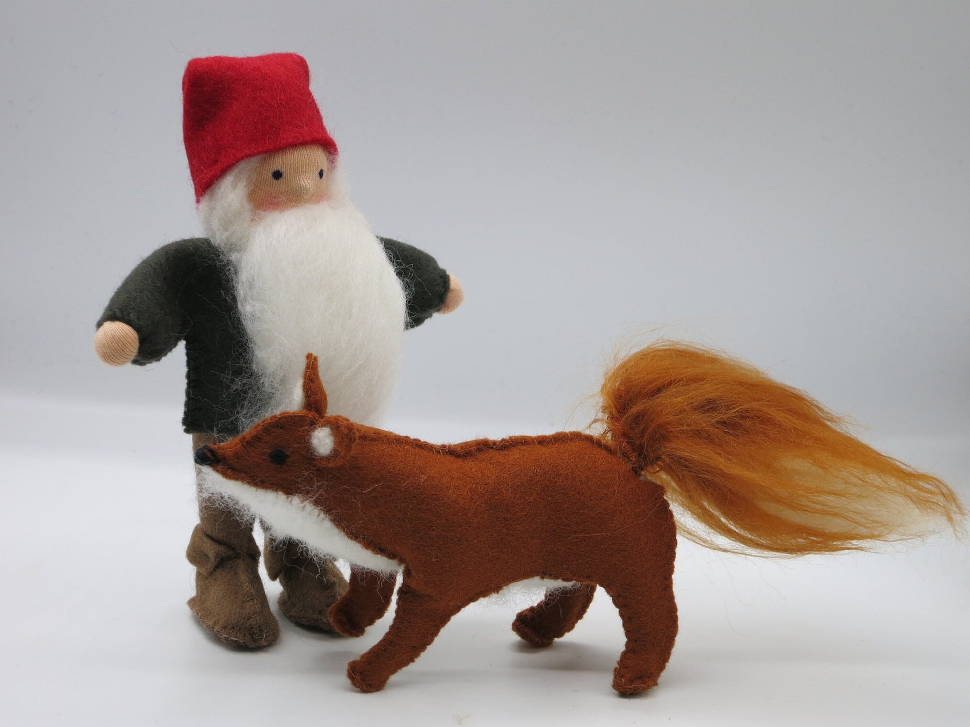 Tomte mit Fuchs Blumenkind aus Wollfilz, Frontalansicht mit Fuchs, Waldorf-Jahreszeitentisch, Art. HE18