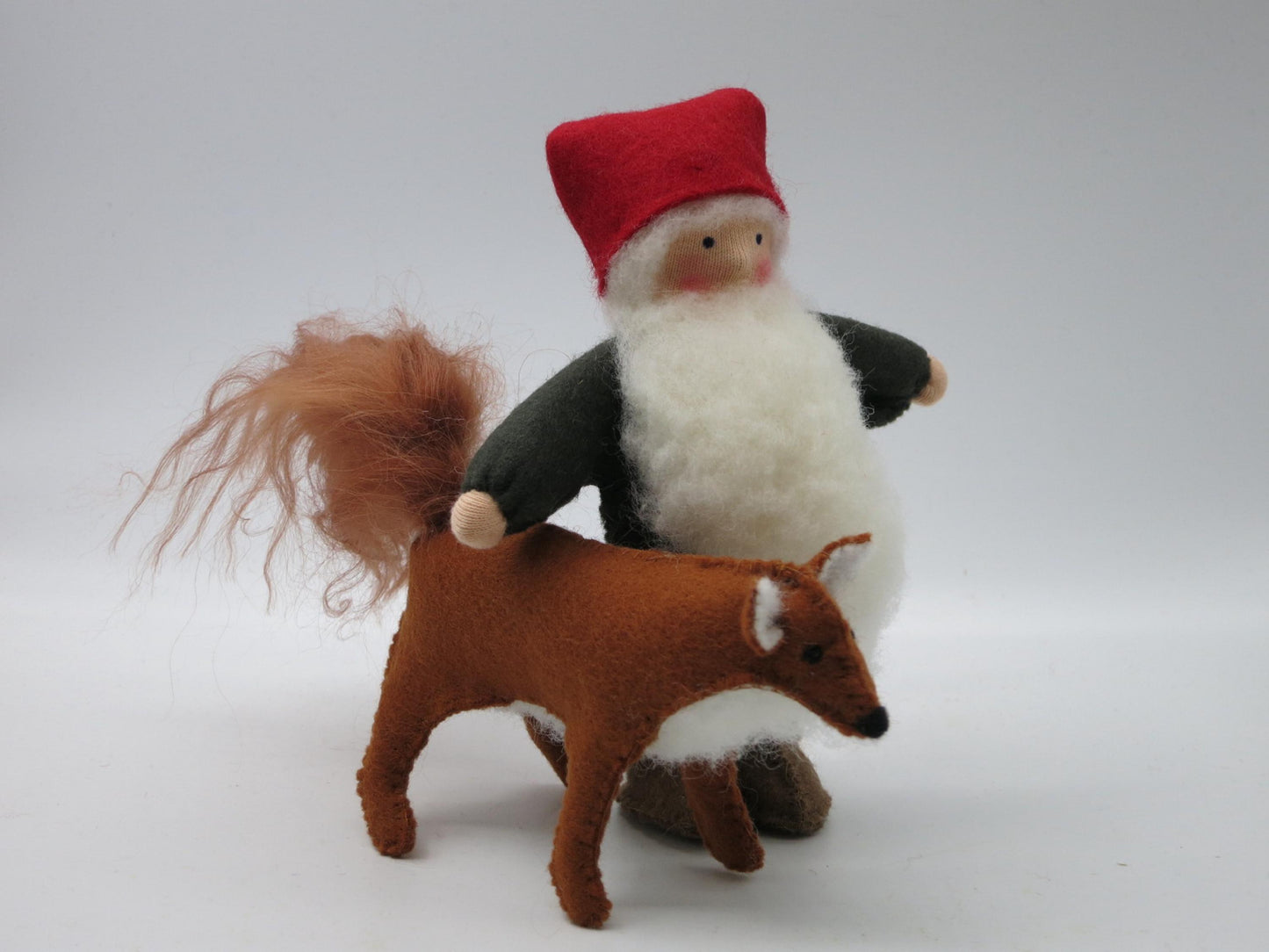 Tomte mit Fuchs Blumenkind aus Wollfilz, Gesamtansicht mit rotem Hut, Waldorf-Jahreszeitentisch, Art. HE18