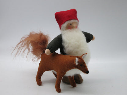 Tomte mit Fuchs Blumenkind aus Wollfilz, Gesamtansicht mit rotem Hut, Waldorf-Jahreszeitentisch, Art. HE18