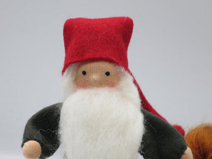 Tomte mit Fuchs Blumenkind aus Wollfilz, Nahaufnahme Gesicht mit roter Muetze, Waldorf-Jahreszeitentisch, Art. HE18