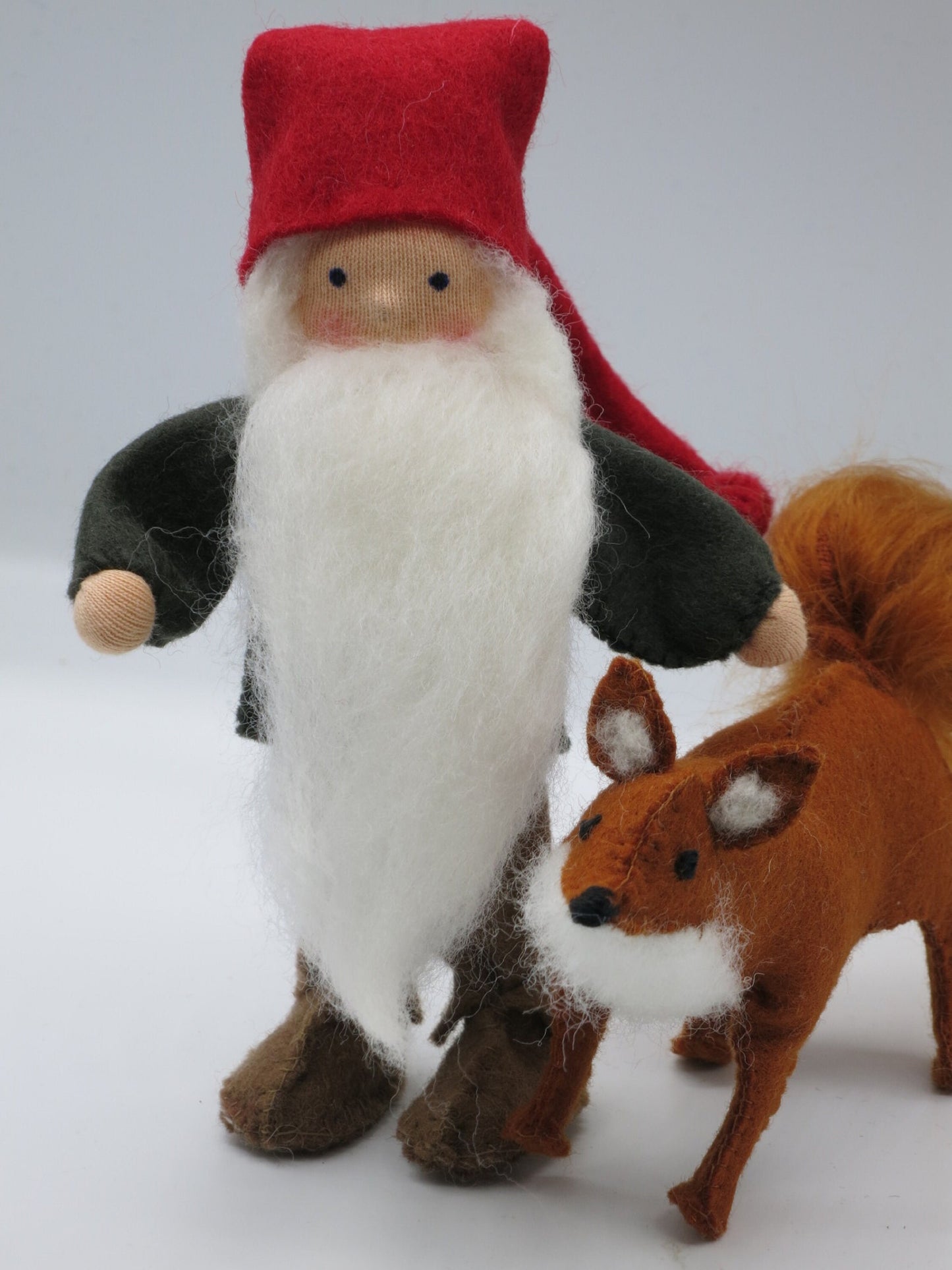 Tomte mit Fuchs Blumenkind aus Wollfilz, Nahaufnahme Gesicht mit weissem Wollbart, Waldorf-Jahreszeitentisch, Art. HE18