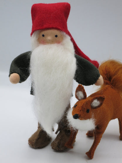 Tomte mit Fuchs Blumenkind aus Wollfilz, Nahaufnahme Gesicht mit weissem Wollbart, Waldorf-Jahreszeitentisch, Art. HE18