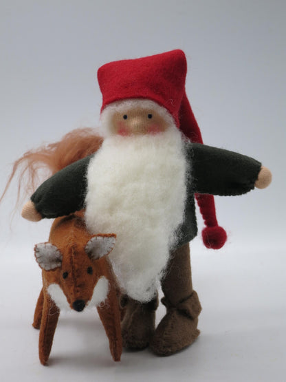 Tomte mit Fuchs Blumenkind aus Wollfilz im Profil, Waldorf-Jahreszeitentisch, Art. HE18