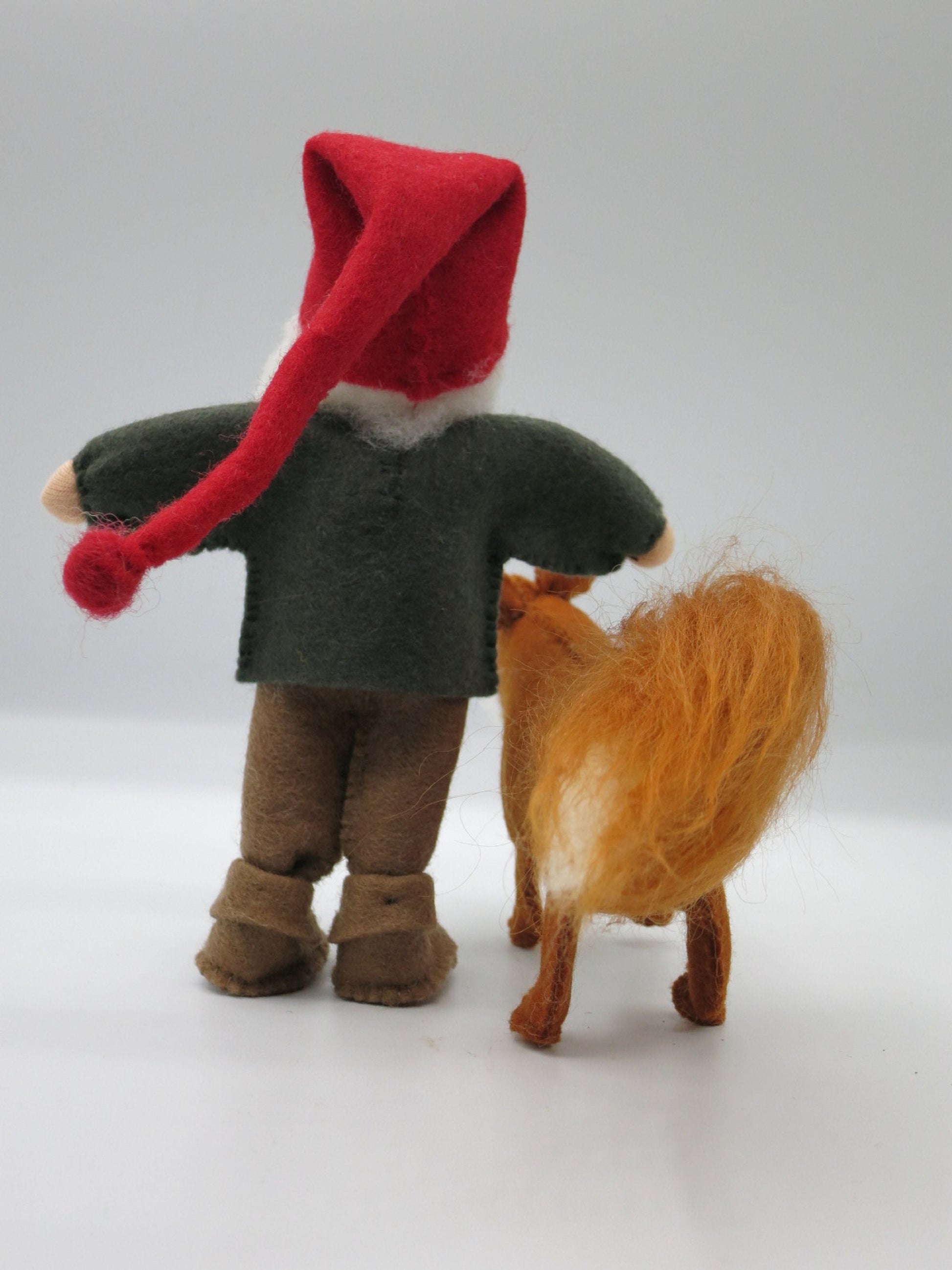 Tomte mit Fuchs Blumenkind aus Wollfilz, Rueckansicht mit Fuchsschweif, Waldorf-Jahreszeitentisch, Art. HE18