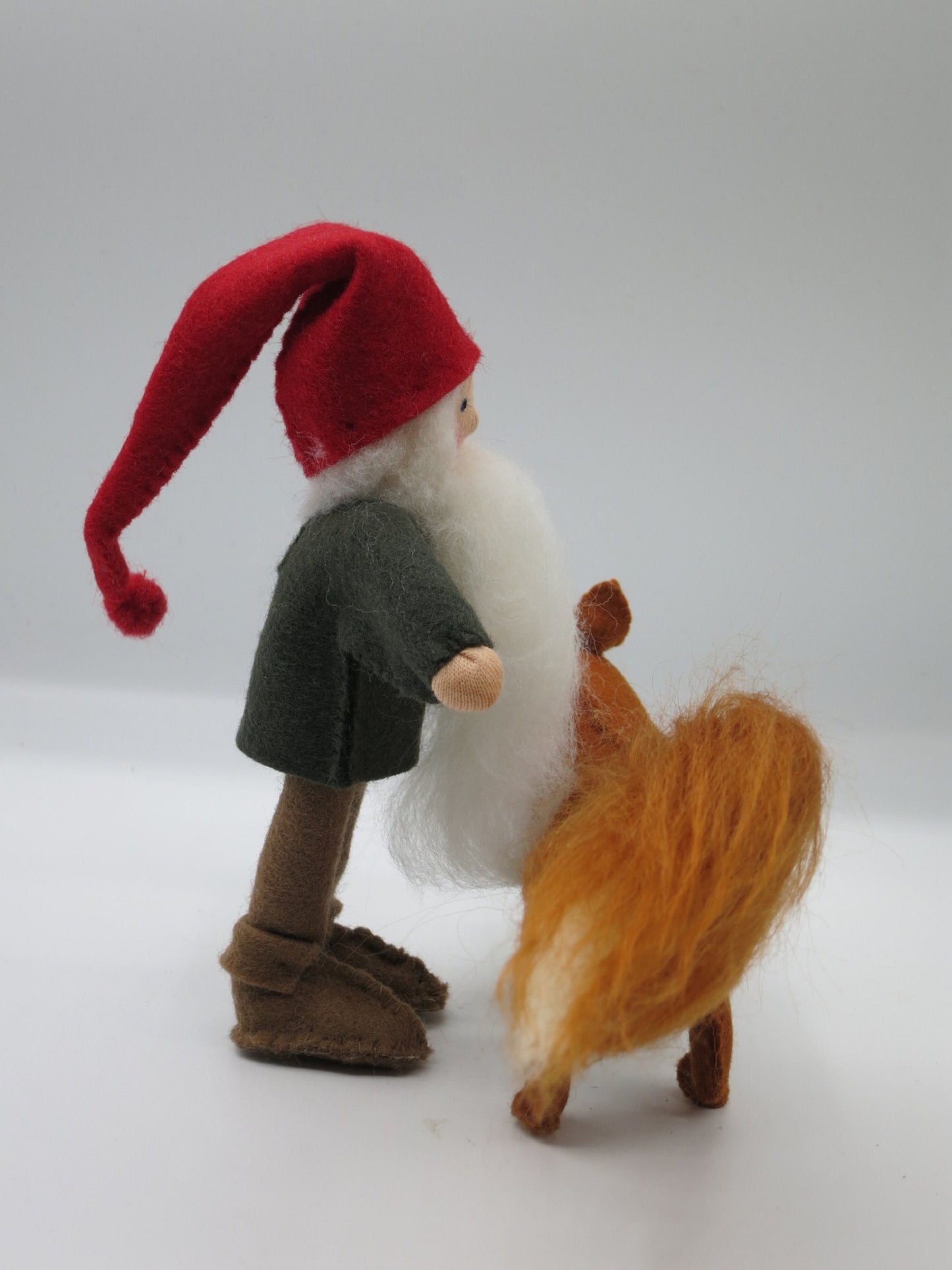 Tomte mit Fuchs Blumenkind aus Wollfilz, Rueckansicht mit Zipfelmuetze und Fuchsschweif, Waldorf-Jahreszeitentisch, Art. HE18