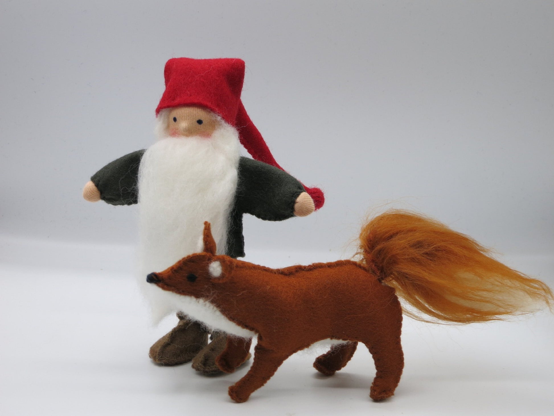 Tomte mit Fuchs Blumenkind aus Wollfilz, Seitenansicht mit Fuchs, Waldorf-Jahreszeitentisch, Art. HE18