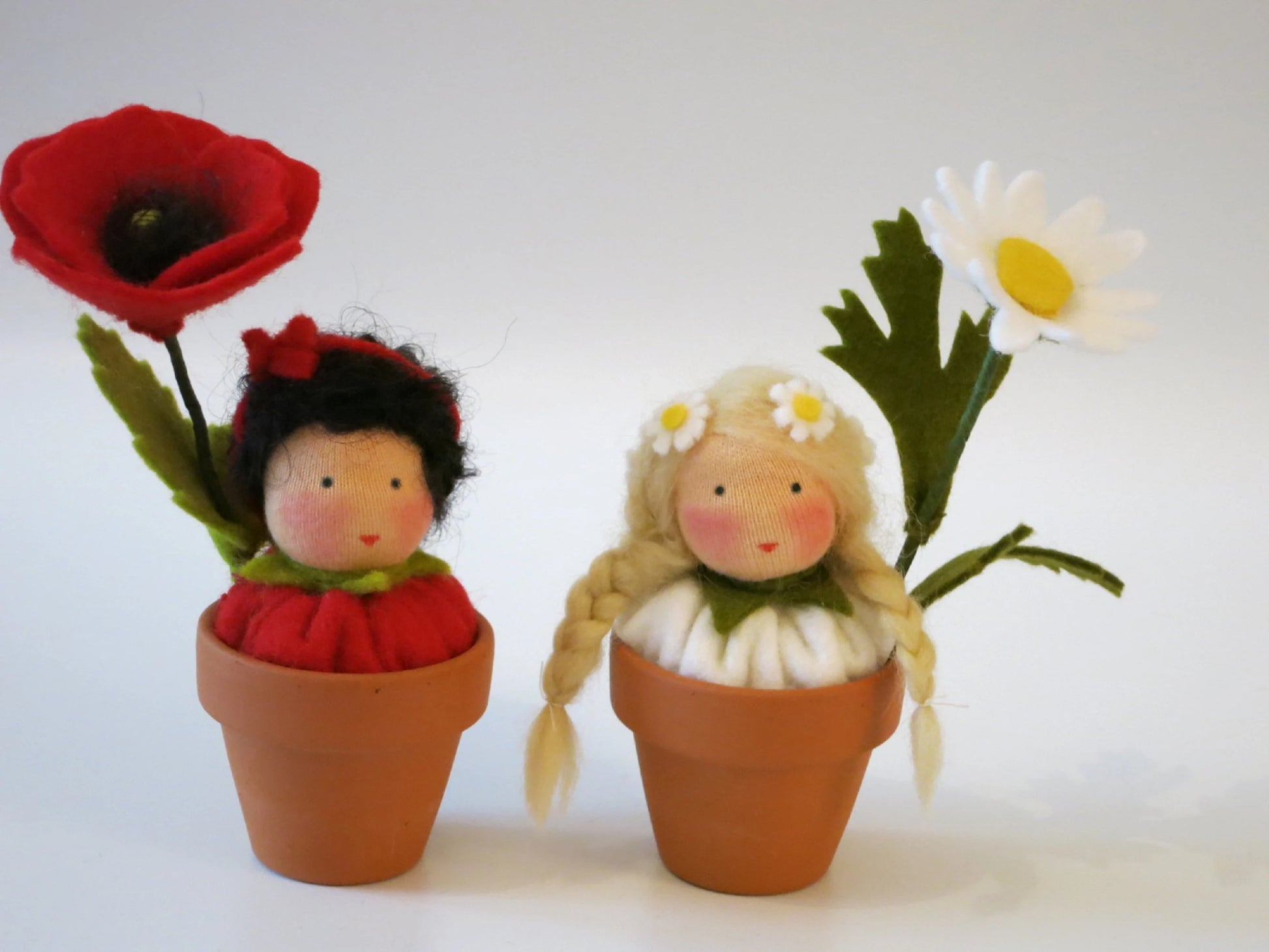 Mohn- und Margeriten-Blumenkind mit roter und weißer Filzblüte in zwei Terrakottatöpfen für den Sommer-Jahreszeitentisch.
