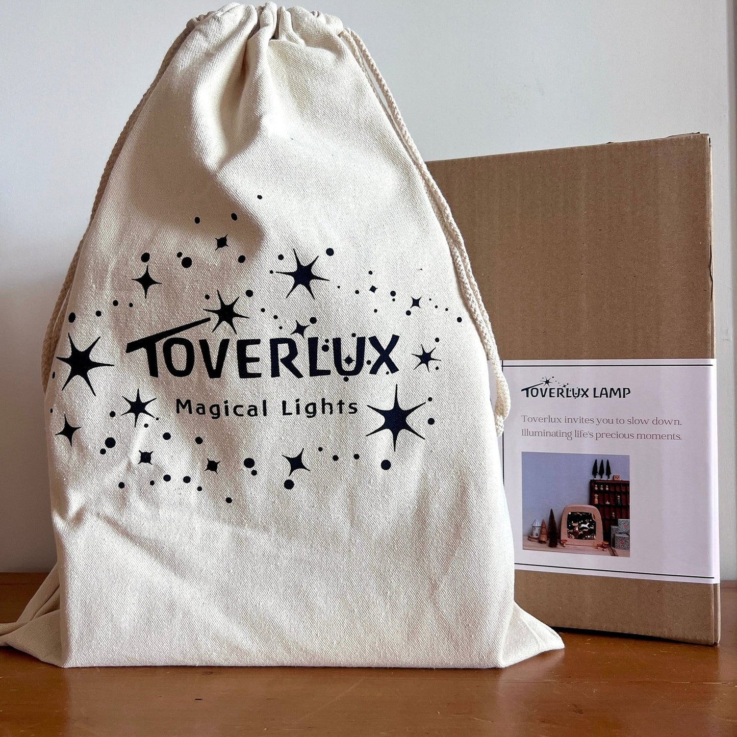 Verpackung der Toverlux Lampe mit Stoffbeutel Magical Lights und Geschenkkarton