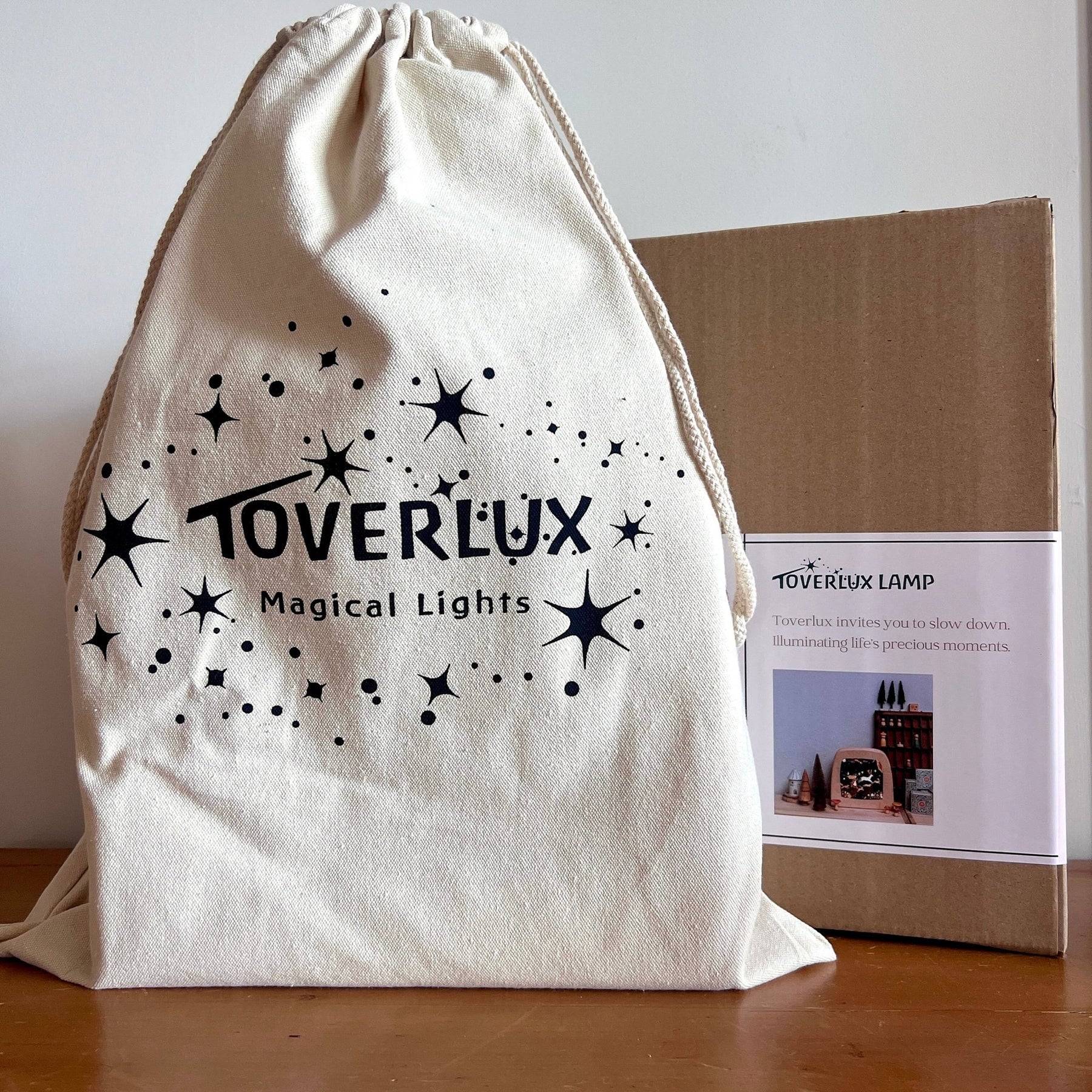 Verpackung der Toverlux Lampe mit Stoffbeutel Magical Lights und Geschenkkarton