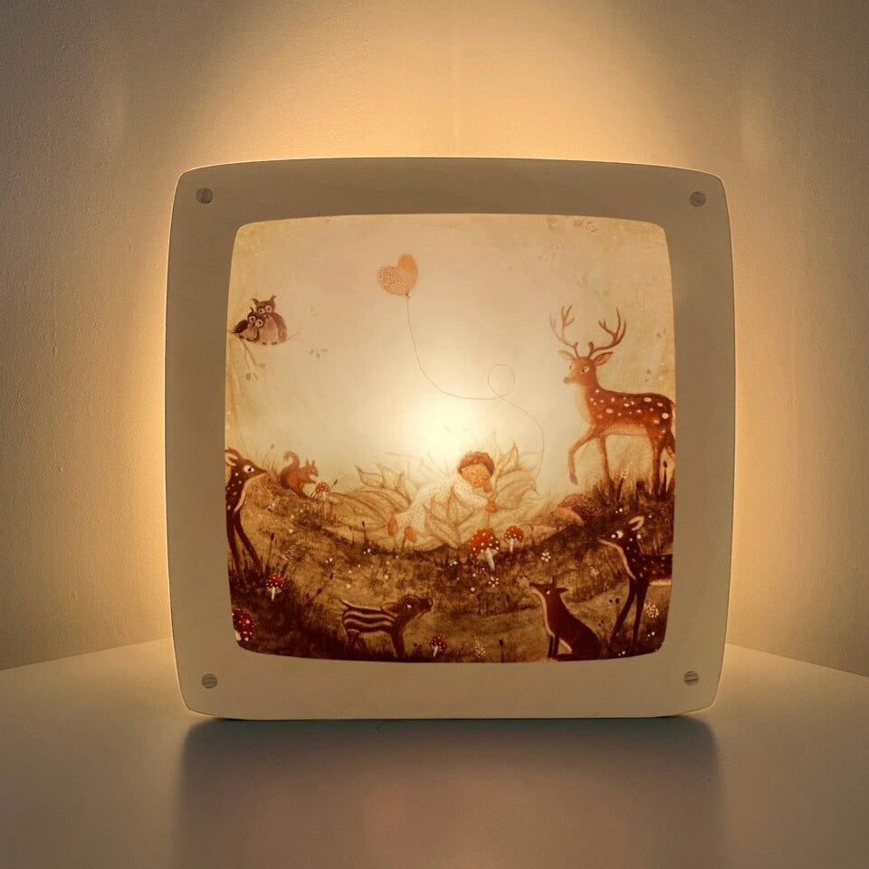 Toverlux Motiv Babytraum – Silhouette mit schlafendem Baby, Reh, Eule und Fuchs im Wald von Eentje van Margo