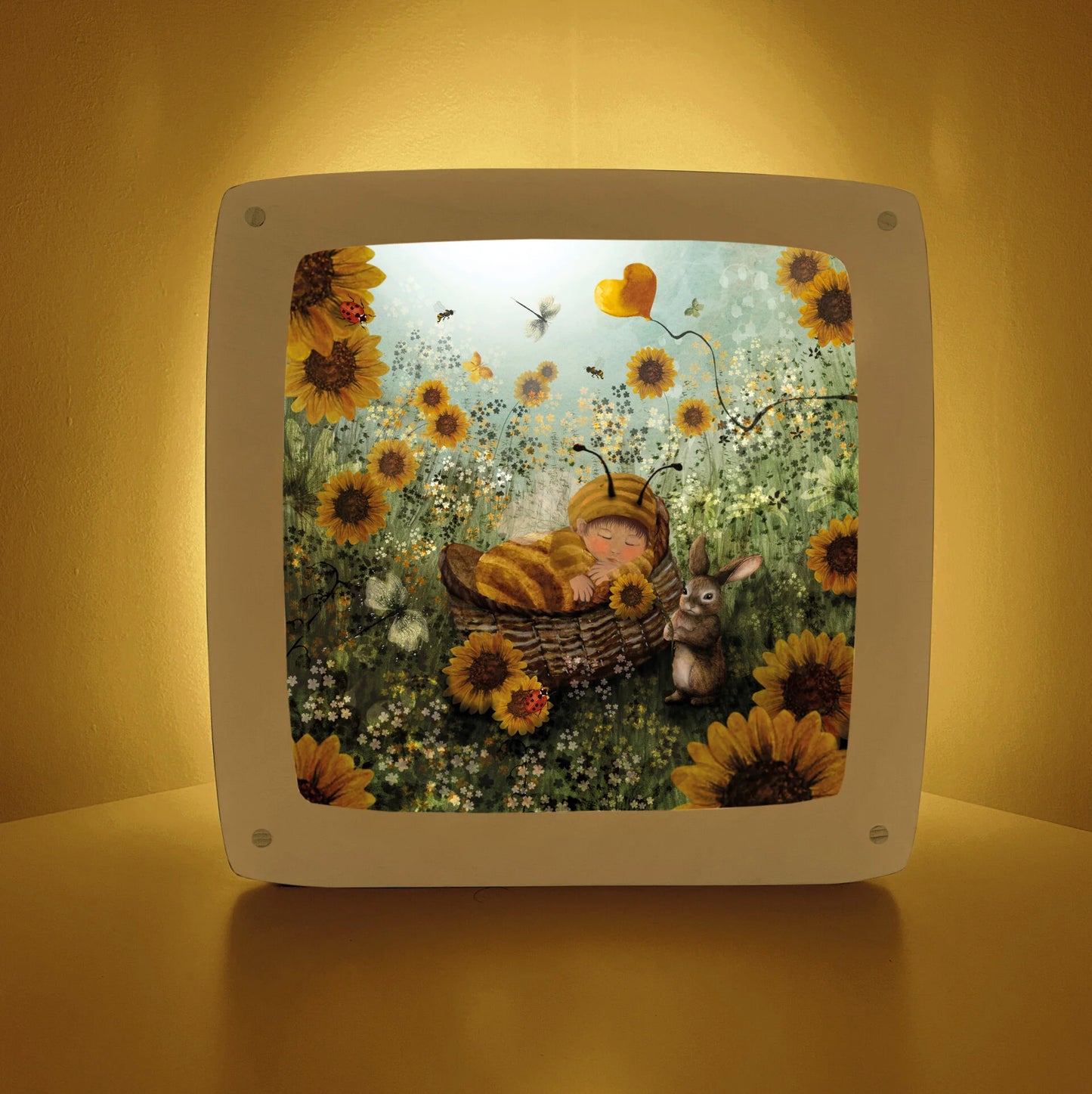 Toverlux Motiv Kleine Honigbiene – Silhouette mit schlafendem Baby im Bienenkostüm zwischen Sonnenblumen
