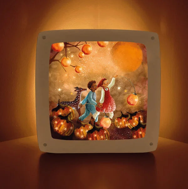Toverlux Motiv Lasst die Lichter leuchten – Silhouette mit Kindern und Reh zwischen leuchtenden Kürbissen bei Vollmond