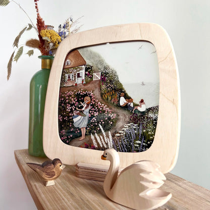 Toverlux Holzrahmen auf der Basis mit Sommermotiv Gartenszene, dekoriert mit Holzfiguren auf einem Regal