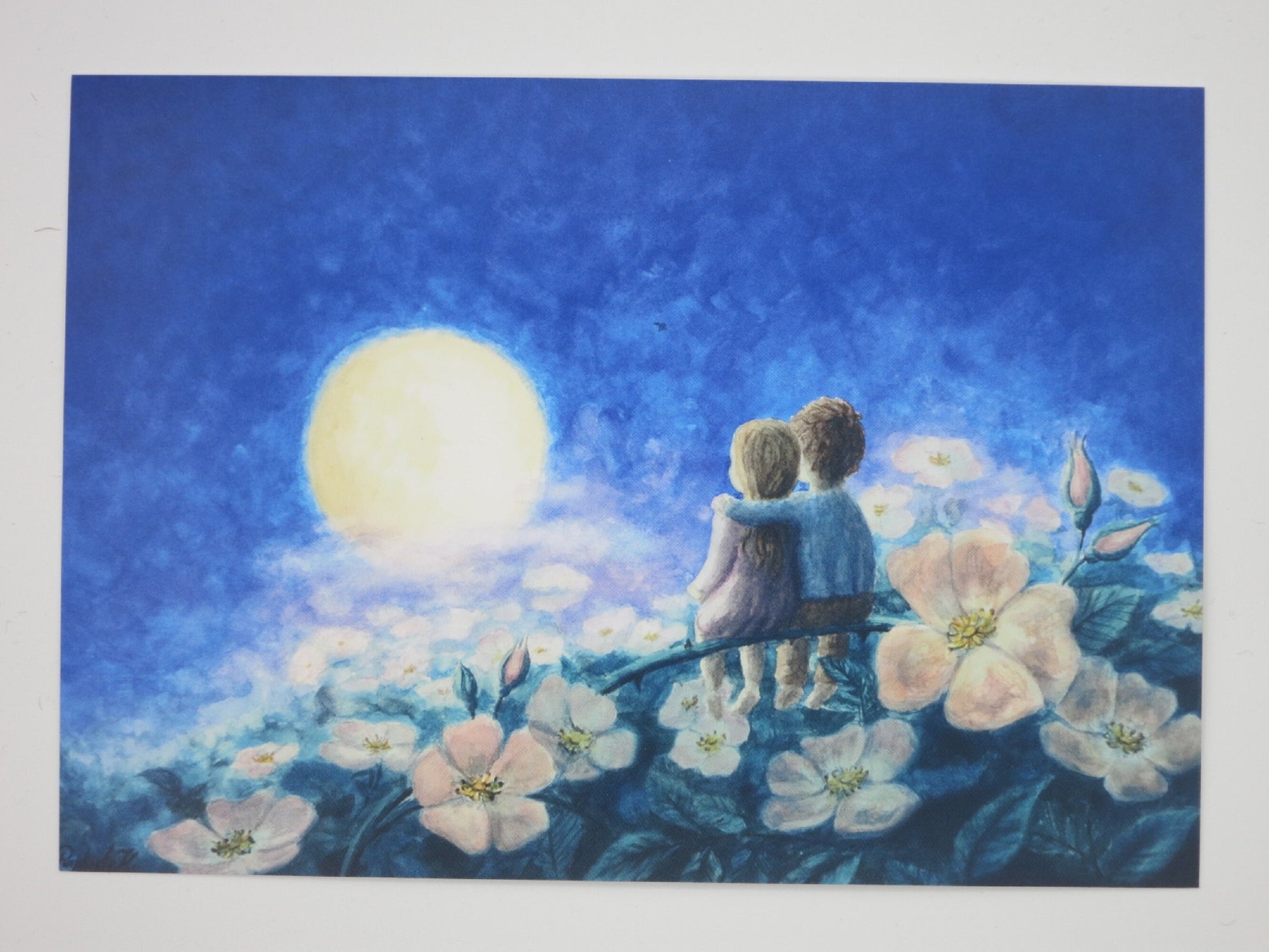 Postkarte Ein Traum im Elfenland von Raphaela Berendt: Kinder auf Ast zwischen Heckenrosen betrachten den Vollmond